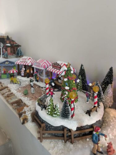 Pista de Patinaje Giratoria con Guirnaldas Luminosas Escena Navideña photo review