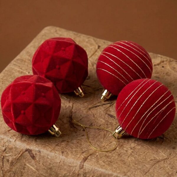Pack 4 Bolas de Navidad Terciopelo rojo decoradas con dorado y formas (8 cm)